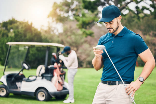 golfe, esportes e homem em campo com clube de golfe pronto para iniciar o jogo, prática e treinamento para a competição. golfista profissional, atividade e caddy masculino na grama para exercício, fitness e recreação - golf green practicing sports training - fotografias e filmes do acervo