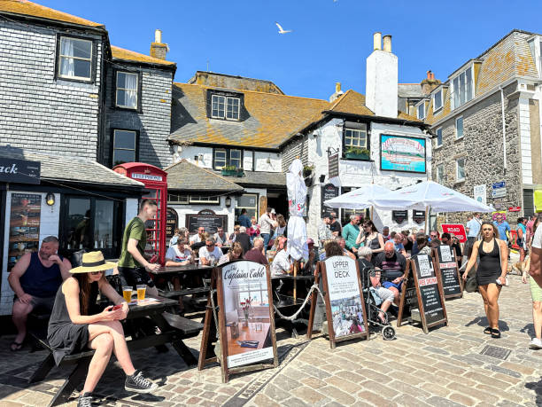 the wharf street view y pub medieval sloop inn en st ives, cornwall, inglaterra, reino unido. - st ives fotografías e imágenes de stock