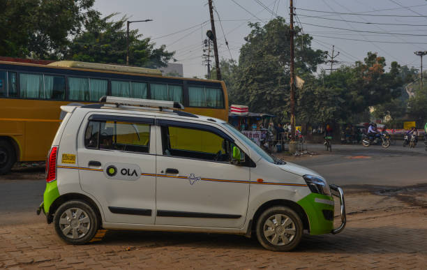 ola car on street in agra, india - 5891 imagens e fotografias de stock