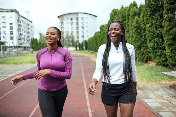 deux femmes s’entraînent à l’extérieur - track and field 30s adult athlete photos et images de collection