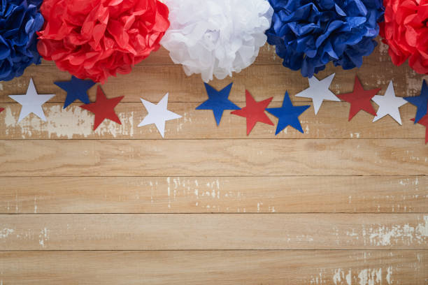 4th of July background. USA paper fans, Red, blue, white stars, balloons, gold confetti on white wooden background. Happy Labor Day, Independence or Presidents Day. American flag colors. Top view. antecedentes del 4 de julio. abanicos de papel de ee.uu., rojo, azul, estrellas blancas, globos, confeti dorado sobre fondo de madera blanca. feliz día del trabajo, independencia o día de los presidentes. colores de la bandera estadounidense. vista super