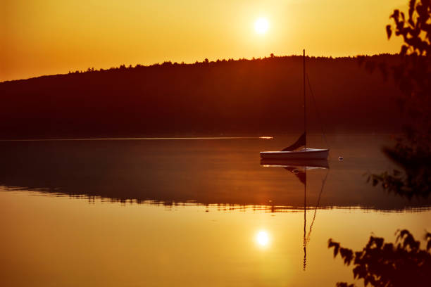 sailboat at sunrise - buoy horizontal lake sailing imagens e fotografias de stock