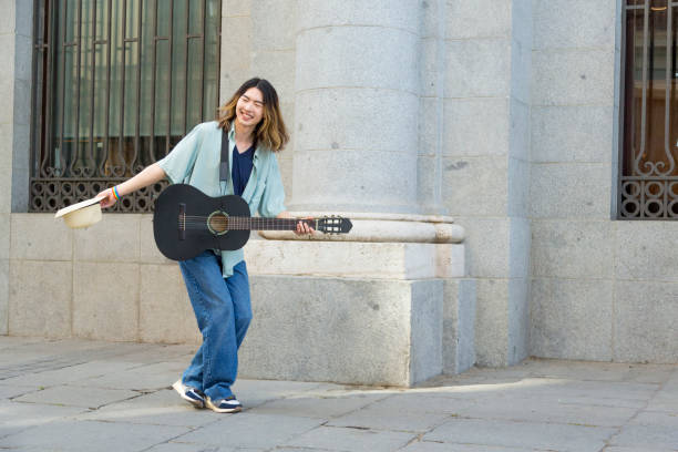 ギターの挨拶を持つストリートミュージシャン - street musician ストックフォトと画像