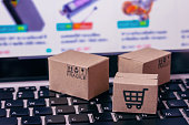 papierkartons-oder-pakete-mit-einem-einkaufswagen-logo-auf-einer-laptop-tastatur.jpg?b=1&s=170x170&k=20&c=kaAKlq6V2fjzrMt_yGZNY475z7mNTeyPNFc0rY78iX4=