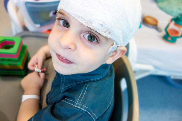 bambino felice con epilessia con eeg in ospedale - eeg brain epilepsy child foto e immagini stock