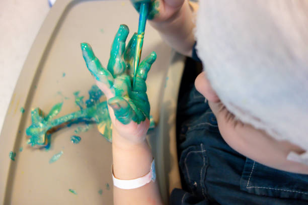 mano di pittura del bambino durante l'eeg in ospedale - eeg brain epilepsy child foto e immagini stock