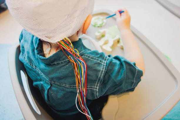 bambino con pittura epilettica durante l'eeg in ospedale - eeg brain epilepsy child foto e immagini stock