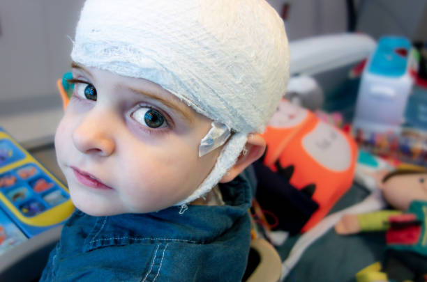 bambino con epilessia con eeg in ospedale - eeg brain epilepsy child foto e immagini stock