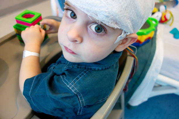 bambino che ha eeg in ospedale guardando seriamente - eeg brain epilepsy child foto e immagini stock