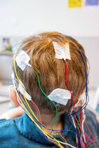 bambino con epilessia collegato all'eeg in ospedale - eeg epilepsy science electrode foto e immagini stock