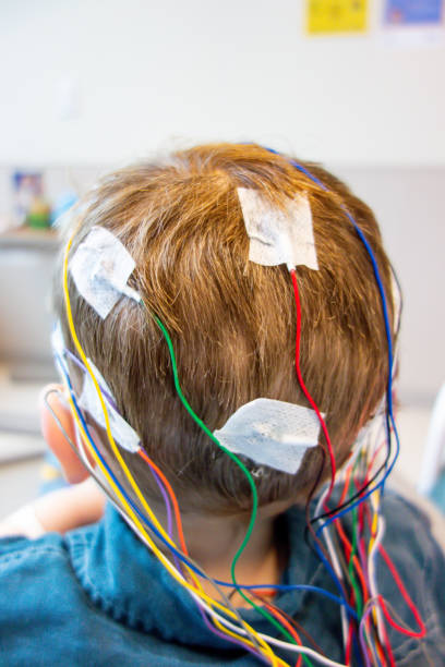 dziecko z padaczką podłączone do eeg w szpitalu - eeg brain epilepsy child zdjęcia i obrazy z banku zdjęć