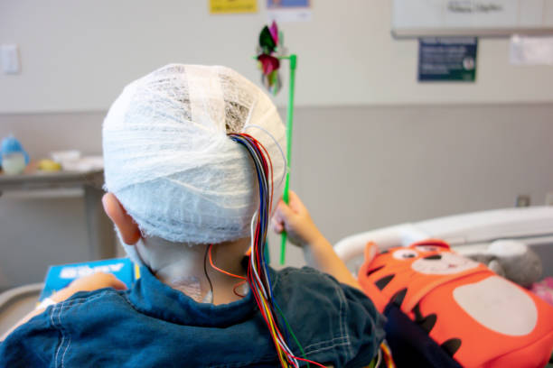 chłopiec w szpitalu z powodu padaczki eeg - eeg brain epilepsy child zdjęcia i obrazy z banku zdjęć