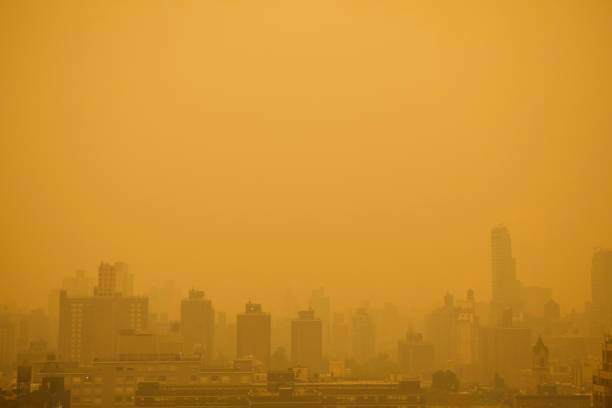 skyline von new york city - rauch von kanadischen waldbränden - gefährliche luftqualität - heat haze fotos stock-fotos und bilder