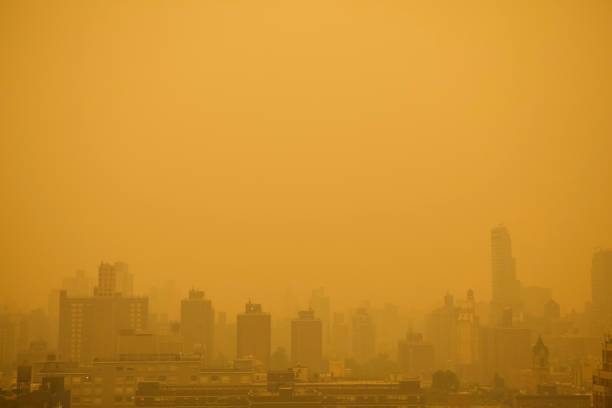 skyline da cidade de nova york - fumaça de incêndios florestais canadenses - qualidade do ar perigosa - smog - fotografias e filmes do acervo