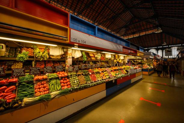 malaga, andalousie, espagne - 09 mars 2023: marché central atarazanas - market stall spain fruit trading photos et images de collection