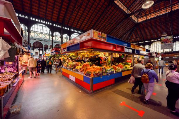 マラガ、アンダルシア、スペイン- 2023年3月9日:セントラルマーケットアタラザナス - market stall spain fruit trading ストックフォトと画像