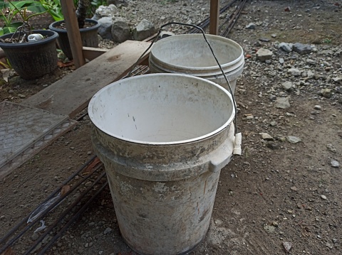 used white buckets that can still be used, used goods suitable for use