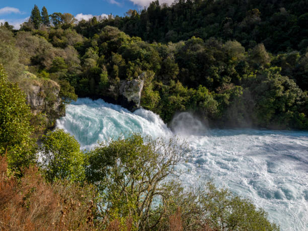 huka falls et waikato river à taupo, nouvelle-zélande - chutes de huka photos et images de collection
