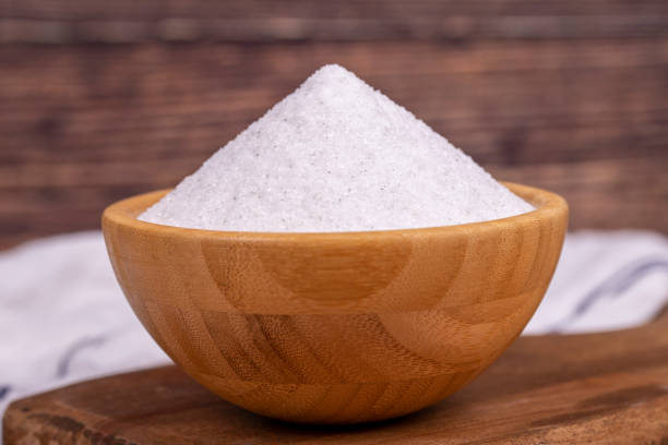 natural minaret crystal non-iodized grinding salt on wooden background. ground rock salt in wooden bowl. close up - salt crystal spoon food imagens e fotografias de stock