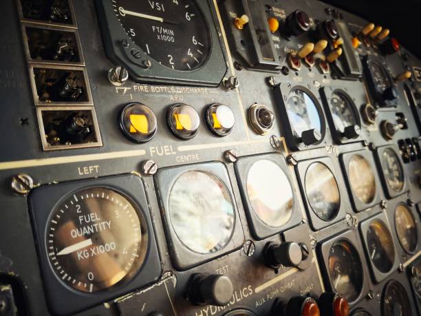 panneau de contrôle dans un avion d'une cabine de pilotage - cockpit airplane aerospace industry control photos et images de collection