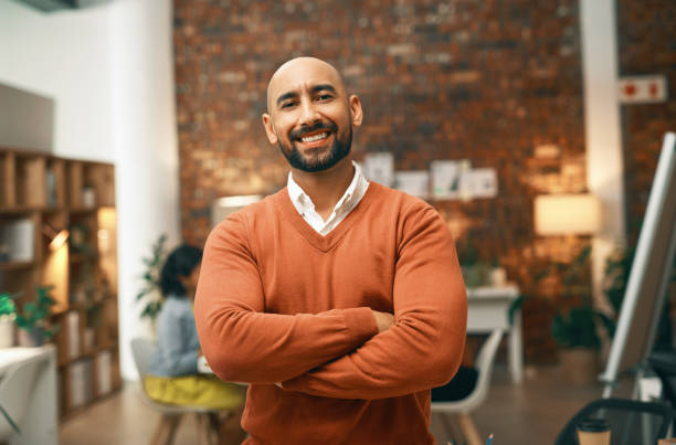 Face, arms crossed and happy businessman in coworking space at night with pride for creative startup. Smile, portrait or confident male designer working late in modern office on deadline project cara, brazos cruzados y hombre de negocios feliz en el espacio de coworking por la noche con orgullo por la startup creativa. sonrisa, retrato o diseñador masculino seguro que trabaja hasta tarde en la oficina moderna en el proyecto de fecha límite