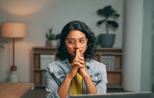 studente, stress e pensiero nella casa notturna dell'università, college e progetto scolastico falliscono, errore e crisi. ansia, preoccupazione e paura per la donna indiana con la tecnologia, la pianificazione e il problema dell'e-learning - uncertainty foto e immagini stock