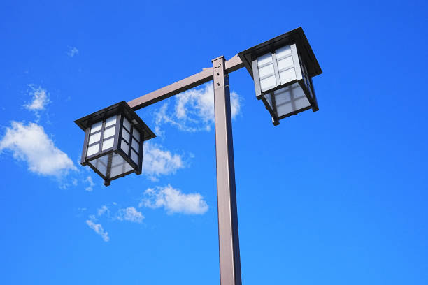 street lights and blue sky A streetlight that is perfect for the Tsukudajima area, which retains the atmosphere of the Edo period 街燈 stock pictures, royalty-free photos & images