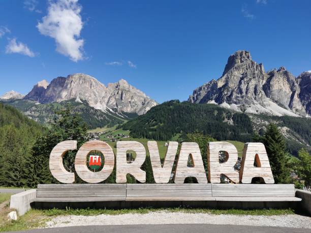 escena al aire libre de un letrero de madera con la palabra "corvara" en italia - corvara fotografías e imágenes de stock