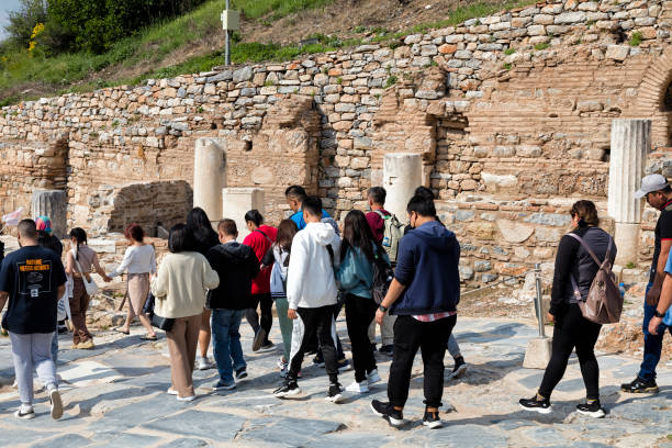 turistas que visitam a antiga cidade de éfeso (efes), turquia - ephesus turkey roman ancient greece - fotografias e filmes do acervo