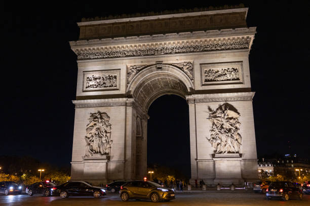 parigi, francia - 26 ottobre 2022: la porta della vittoria a parigi. arco di trionfo e champs elysees. - paris france night charles de gaulle arc de triomphe foto e immagini stock