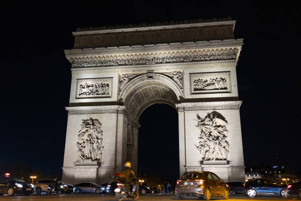 parigi, francia - 26 ottobre 2022: la porta della vittoria a parigi. arco di trionfo e champs elysees. - paris france night charles de gaulle arc de triomphe foto e immagini stock