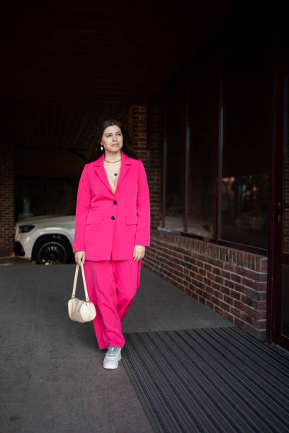mulher elegante vestindo terno rosa - hot couture - fotografias e filmes do acervo