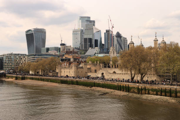 ロンドンシティスカイラインとタワー - crane skyline uk tower of london ストックフォトと画像