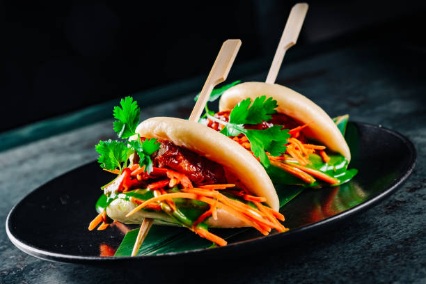 Gua bao, petits pains cuits à la vapeur avec de la viande et des légumes - Photo