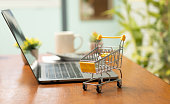 das-online-shopping-mit-kleinem-warenkor