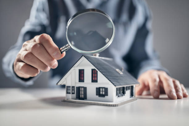 modelo de casa con un hombre sosteniendo una inspección de la casa con lupa o buscando una casa - judicial fotografías e imágenes de stock