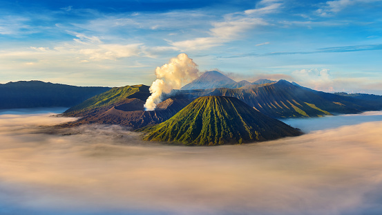 Volcán Monte Bromo (Gunung Bromo) durante el amanecer desde el punto de vista sobre el Monte Penanjakan en Bromo Tengger Semeru National Park, East Java, Indonesia. photo