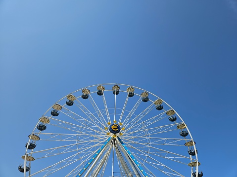 Big ferris wheel against a blue sky