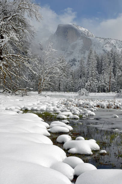 カリフォルニア州ヨセミテ国立公園の冬 - yosemite national park winter waterfall california ストックフォトと画像