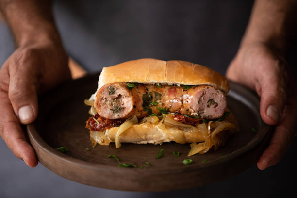 бутерброд с колбасой чоризо на гриле - barbecue grill chef barbecue sausage стоковые фото и изображения