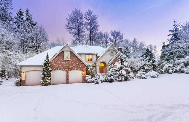 istock Driveway view of snowy home 1496946115