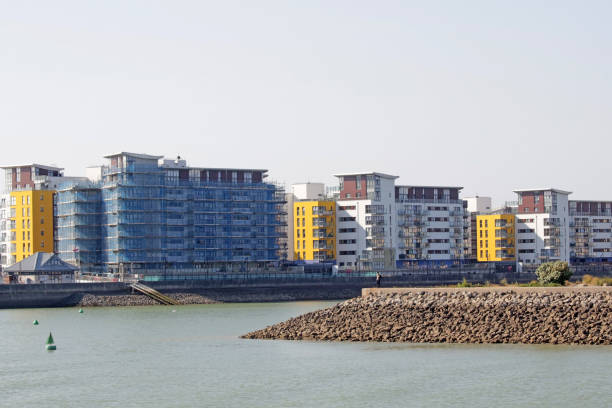 edificios de apartamentos costeros en eastbourne, reino unido - england new coastline house fotografías e imágenes de stock