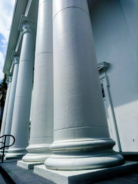 detalhes da coluna arquitetônica do exterior do antigo edifício público - column base strength courthouse - fotografias e filmes do acervo