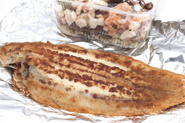 рыба с подошвой на гриле - fish fillet dover sole baked стоковые фото и изображения