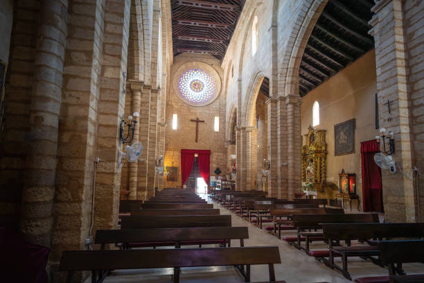 kirche san lorenzo interior - route der fernandinischen kirchen - córdoba, andalusien, spanien - rose window window church built structure stock-fotos und bilder