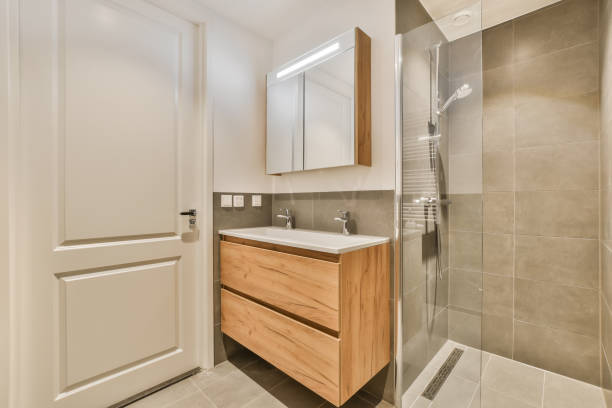 un pequeño cuarto de baño con lavabo y ducha - muebles para baños pequeños fotografías e imágenes de stock