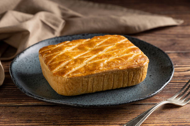 tarte au poulet brésilienne. petite tourte au poulet traditionnelle au brésil. - empada photos et images de collection