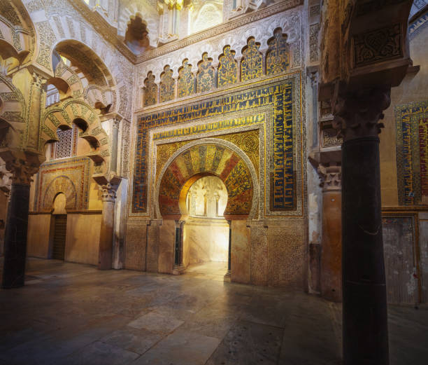 mihrab (nicho de oración) en la mezquita-catedral de córdoba interior - córdoba, andalucía, españa - alquibla fotos fotografías e imágenes de stock