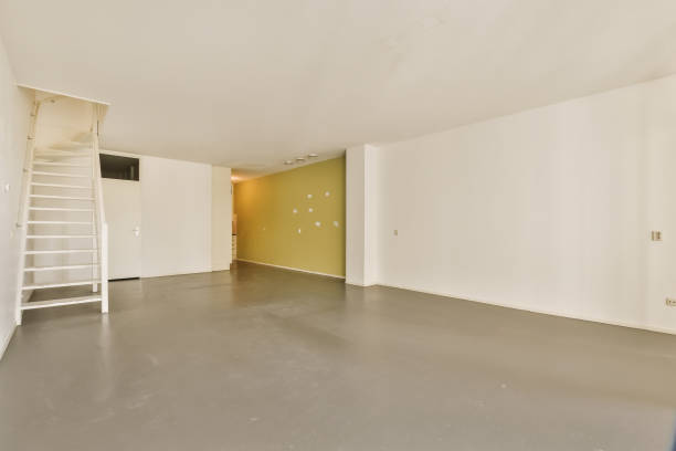 пустая комната с лестницей и белой стеной - vehicle interior apartment sofa lamp стоковые фото и изображения
