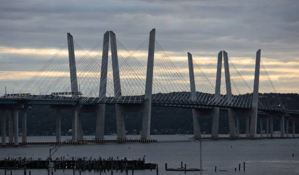 new tappan zee bridge (mario cuomo bridge) entre nyack e tarrytown no estado de nova york (condados de westchester e rockland) ciclovia para pedestres, estrada, tráfego, deslocamento, condado - hudson massachusetts - fotografias e filmes do acervo